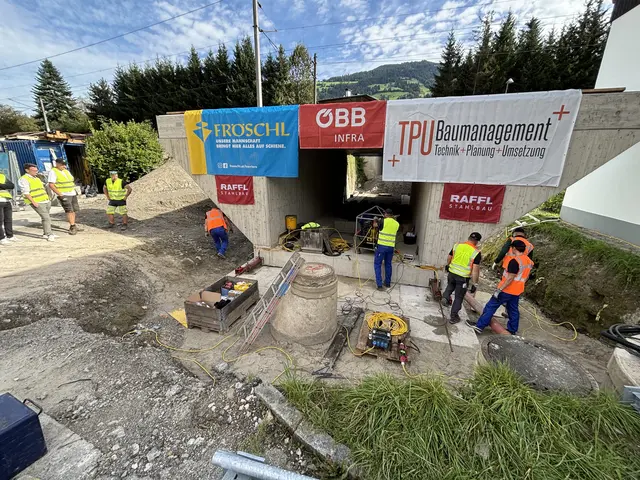 Aufwändige Arbeiten an der Bahnanlage in Hopfgarten beim Einzug der neuen Brücke. | Foto: Kogler