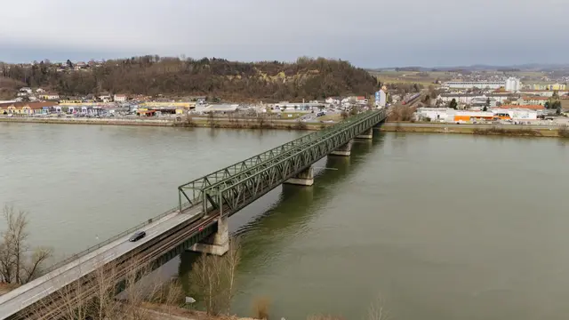 Je näher das Ablaufdatum der alten Donaubrücke rückt, desto härter wird der politische Schlagabtausch. | Foto: fotokerschi.at/Kerschbaummayr
