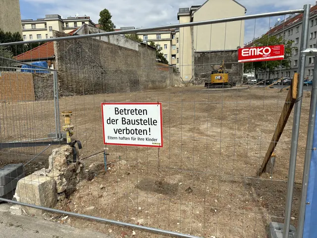 In der Kopalgasse 11 sucht man nach dem Abbruch bereits nach Investoren.  | Foto: Luca Arztmann/MeinBezirk