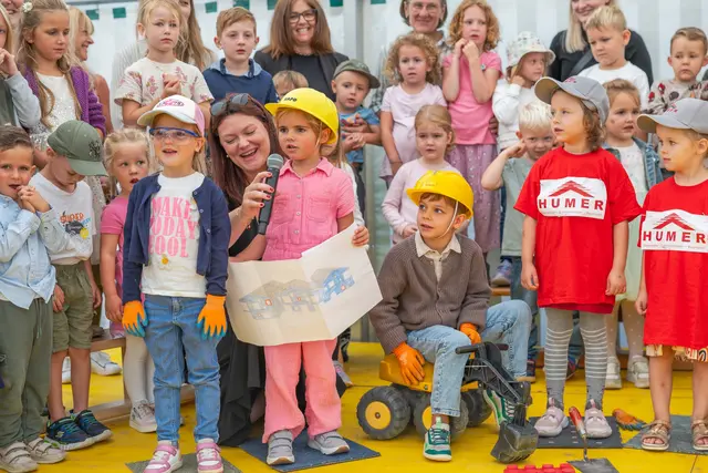 Für die kleinen Besucher gab es Kreativstationen und eine Hüpfburg. | Foto: Richard Mayr