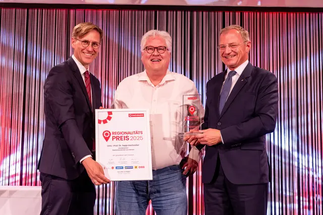KI-Pionier Sepp Hochreiter ist "Oberösterreicher von Herzen" – am Bild mit Landeshauptmann Thomas Stelzer (re.) und MeinBezirk OÖ-Chefredakteur Thomas Winkler. | Foto: MeinBezirk OÖ/Pils