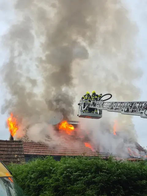 Die Feuerwehrleute kämpften unter schwierigen Bedingungen gegen die Flammen. | Foto: FF Bärnbach