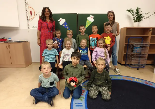 2025 Volksschule Tulln II, Vorschulklasse mit Direktorin Andrea Gleixner und Klassenlehrerin Julia Friedrich. | Foto: Christian Nowotny