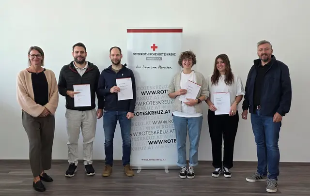 Das Rote Kreuz Innsbruck hat im Sommer neun Mitarbeitende zu "Gatekeepern der Suizidprävention" ausgebildet.  | Foto: Nina Hosp, Rotes Kreuz Innsbruck