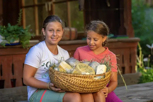 Zwei junge Besucherinnen präsentieren stolz einen Korb voller Gailtaler Käsevariationen. | Foto: Andreas Lutche