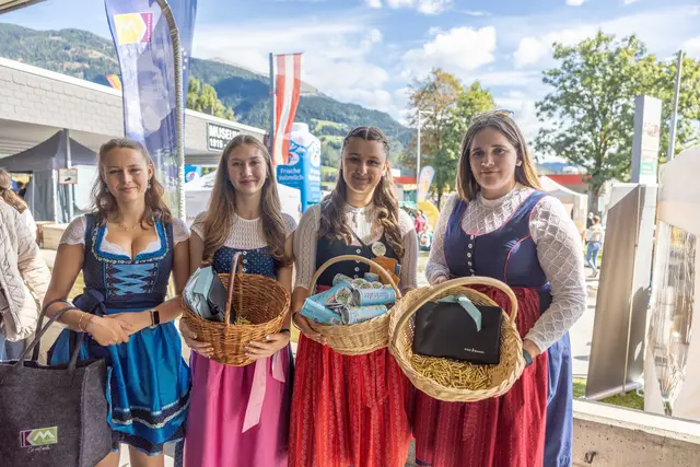 Vier junge Damen in Dirndlkleidern begrüßten die Gäste des Käsefestes mit gut gefüllten Körben. | Foto: Andreas Lutche