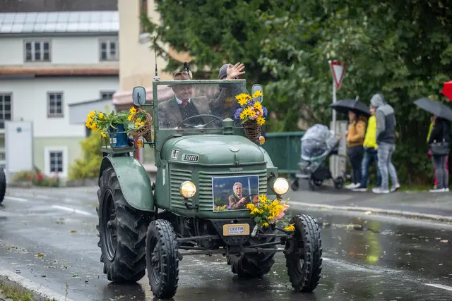 Liebevoll geschmückte Oldtimer-Traktoren nehmen am Festumzug teil. | Foto: Andreas Lutche