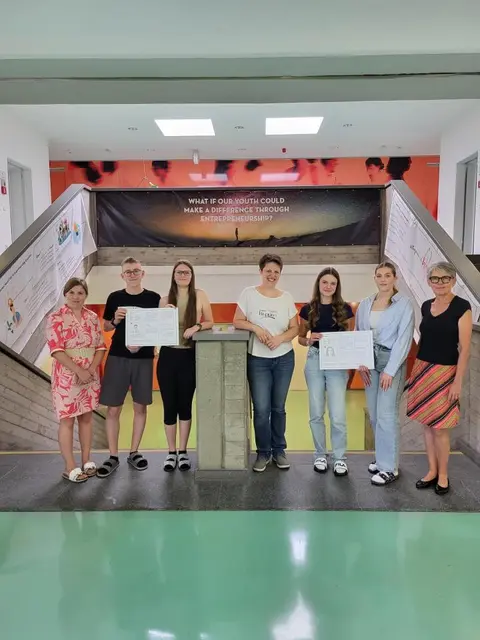 Vlnr: Mag. Stefanie Frischauf-Busta, Maximilian Flandorfer, Anna Bischinger, Theresa Lichtenegger (Entrepreneurin), Redl Leonie, Nezirovic Lejla, Mag. Gabriele Lukesch | Foto: BHAK BHAS Horn