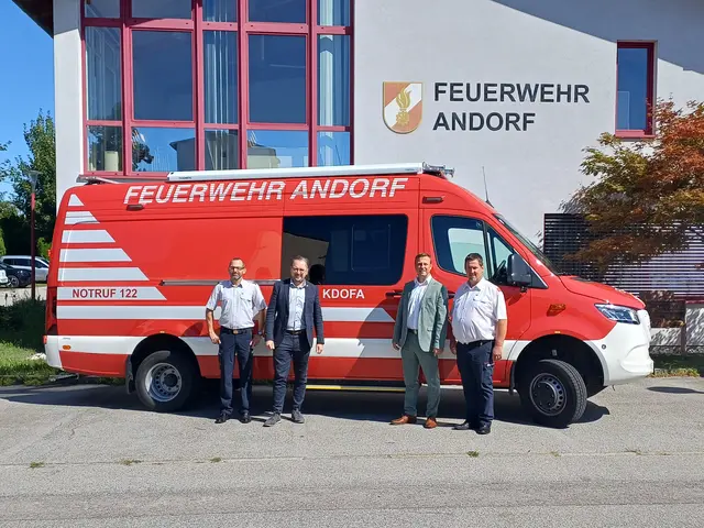 V. l.: David Kargl, Florian Probst, Martin Doblinger und Kommandant Christoph Schaschinger mit dem neuen Kommandofahrzeug. | Foto: FF Andorf