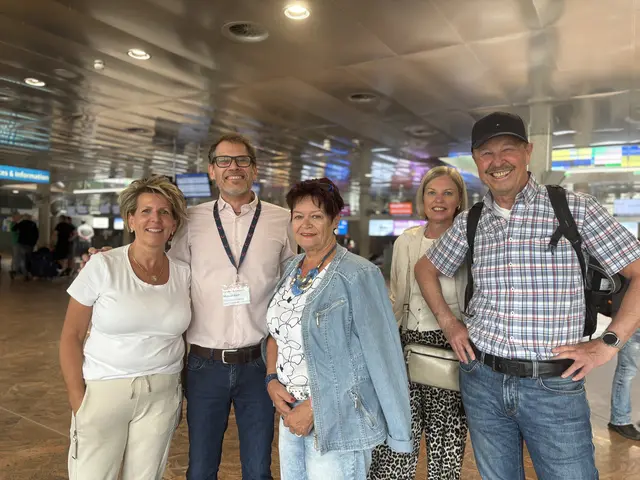 TUI-Reiseleiter Michael Haid (2.v.l.) vor dem Abflug nach Rhodos mit den Teilnehmerinnen und Teilnehmern der MeinBezirk-Leserreise am Innsbrucker Flughafen. | Foto: MeinBezirk/Birgit Fiegl