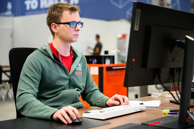 Elektroniker Jakob Schaumberger hochkonzentriert bei den Euroskills 2025.  | Foto: Euroskills Austria