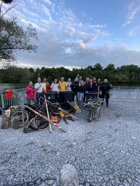 Die Mitglieder des Tauchclubs Lambach und Bürgermeister Johannes Moser (4. v. r.) mit dem gesammelten Müll, der aus der Traun geholt wurde. | Foto: Lindinger