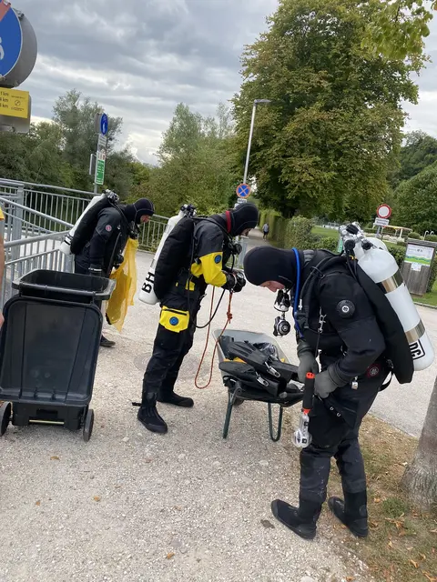 Gleich geht’s in Wasser: An der Oberfläche wartet der
Oberflächensupport für die Taucher in Lambach mit Mülltonne und Scheibtruhe. | Foto: Lindinger