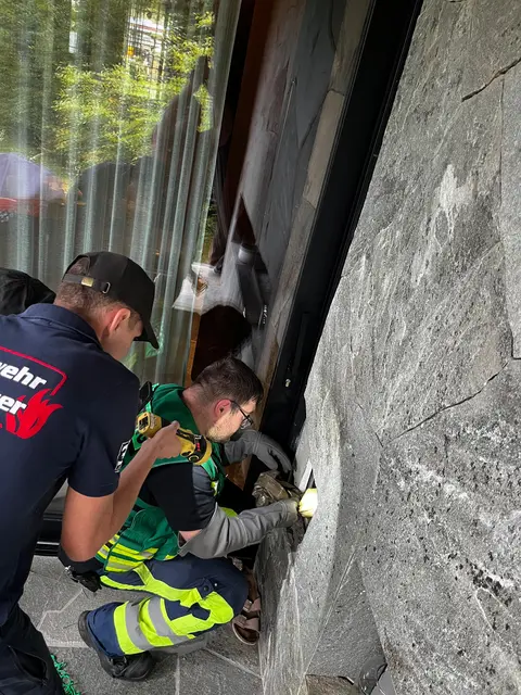Gemeinsam machte man sich an die schonende Rettung des Tiers. | Foto: Feuerwehr Altmünster