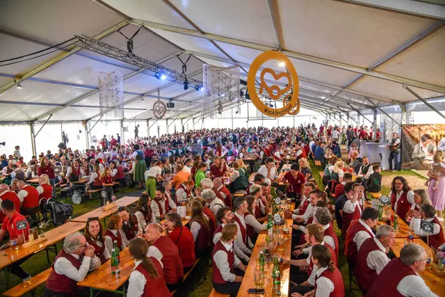 Sonntag – Bezirksmusikfest: Volles Festzelt mit rund 500 Musikerinnen und Musikern. | Foto: MLK