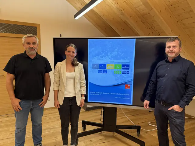 Tiwag-Projektleiter Andreas Dengg (re.), Simone Schmid (TIWAG-Wasserkraftplanung) und Vbgm. Werner Mair in Pfunds. | Foto: MeinBezirk Landeck