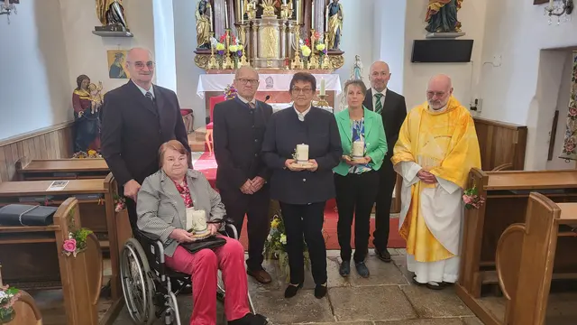 Pater Daniel Gärtner mit den drei Ehepaaren: Herbert und Gertrude Simon (50 Jahre), Josef und Edith Holzmüller (60 Jahre) sowie Claudia und Herbert Krenn (25 Jahre) | Foto: Gemeinde