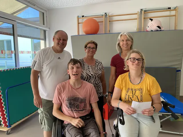 Josef Steindl, links,  übergab seine Geburtstagsspende an Maria Klammer, Obfrau des Elternvereins Therapie- und Förderzentrum Waldhausen, und Zentrumsleiterin Gabriella Sebökne Szabo.  | Foto: Therapiezentrum Waldhausen
