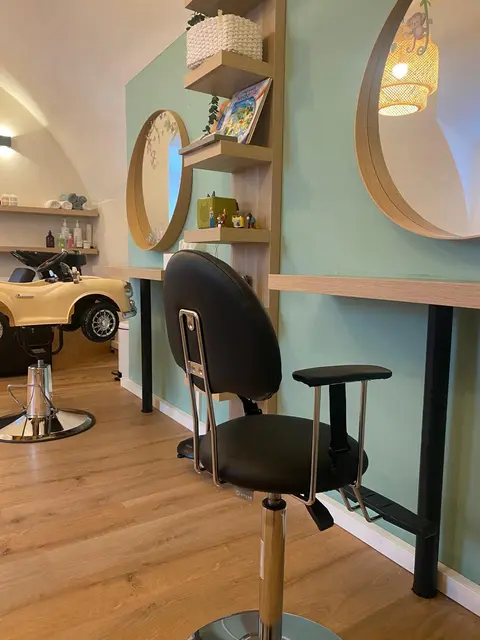 Kindergerechte Einrichtung wie niedrige Friseursesseln seien sehr wichtig, damit die Kleinen sich wohlfühlen. | Foto: Mjellma Shehu