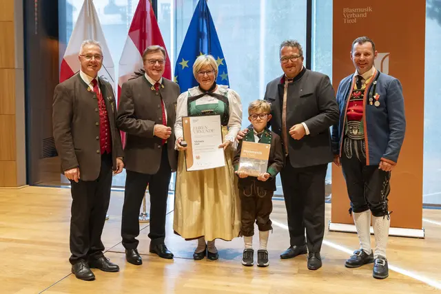 Im Bild v.l.: Landesverbandsobmann Elmar Juen, der Präsident des Blasmusikverbandes Tirol Günther Platter, Michaela Mair (MK Telfes) mit ihrem Sohn Leonhard, NR Klaus Mair und Bezirksobmann Klaus Schmölzer | Foto: Blasmusikverband Tirol/Die Fotografen