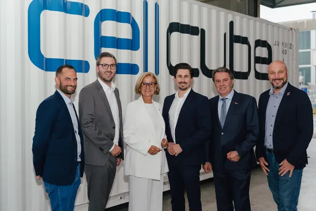 Fabio Denner (CellCube CTO), Christoph Stelzer (Cellcube COO), NÖ Landeshauptfrau
Johanna Mikl-Leitner, Patrick Kummer (CellCube CFO), Wirtschaftskammer NÖ Präsident
Wolfgang Ecker, Martin Fürndraht (Bezirksstellenobmann Mödling) | Foto: CellCube/Tobias Printz