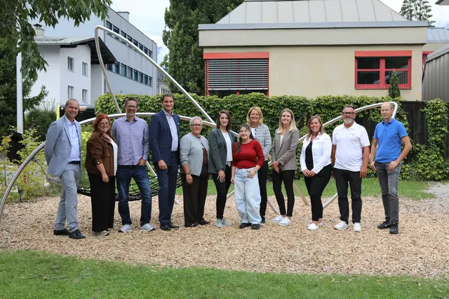 Peter Erhart (Stadtamtsdirektor), Martina Hartl (Direktorin Polytechnische Schule Wörgl), Reinhard Angerer (Direktor VS I), Bürgermeister Michael Riedhart, Claudia Göhly (Direktorin VS II), die beiden neuen Schulsozialarbeiterinnen, Stadträtin Elisabeth Werlberger, Sonja Freudenschuss (Leitung Abteilung Personalwesen und Kinderbildung), Claudia Erharter (Direktorin MS II), Gottfried Schneider (Direktor MS I) und Hans-Peter Atzl (Stadtgemeinde Wörgl) (v.l.).  | Foto: Stadtmarketing Wörgl
