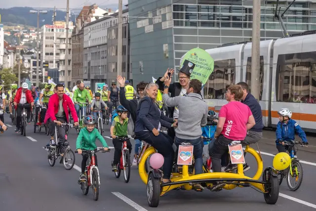 EInen ganzen Tag lang dreht sich am Linzer Hauptplatz alles rund um das Thema Mobilität – vor allem Fahrradnutzer kommen auf ihre Kosten. | Foto: Christian Herzenberger