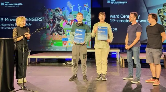 Die Moderatorin der Preisverleihung und Jurymitglied Vivian Bausch, M.J. &amp; Lukas (zwei der sichtlich stolzen teilnehmenden Schüler - möchten nicht mit vollständigem Klarnamen genannt werden), Ralf Müller (GEH.BEAT) und Alexander Korus (Allgemeine Sonderschule Klosterneuburg). | Foto: GEH.BEAT