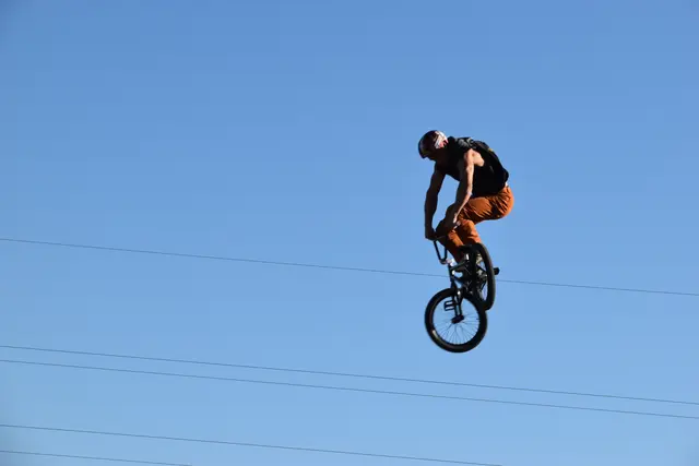 Als Rahmenprogramm wurde unter anderem eine spektakuläre Luftshow der Ruso Brothers geboten.  | Foto: Mirjam Preineder