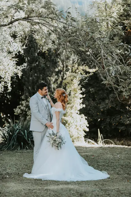 Bei strahlendem Herbstwetter feierten Elena und Kevin bis in die frühen Morgenstunden ihre Märchenhochzeit.  | Foto: SiSa Photographie
