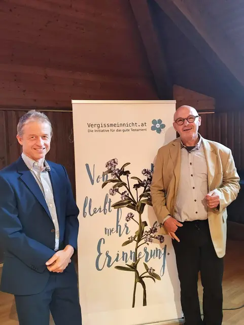 Notar Christoph Mondel und Markus Aichelburg von der Initiative Vergissmeinnicht bei der Infoveranstaltung in Klosterneuburg. | Foto: VGMN