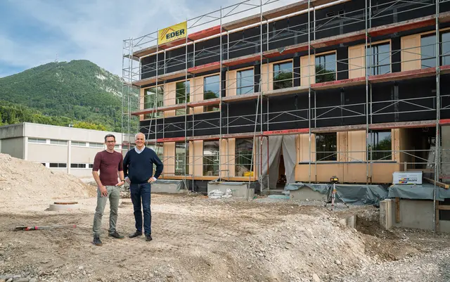 Kräne, Bagger, LKWs – in der Schlossstraße 19 wird gebaut. Der neue Holzbau, in dem zukünftig die meisten Aktivitäten der Ganztagesschule stattfinden werden, ist von der Straße aus schon gut sichtbar.  | Foto: Stadt Salzburg/Alexander Killer