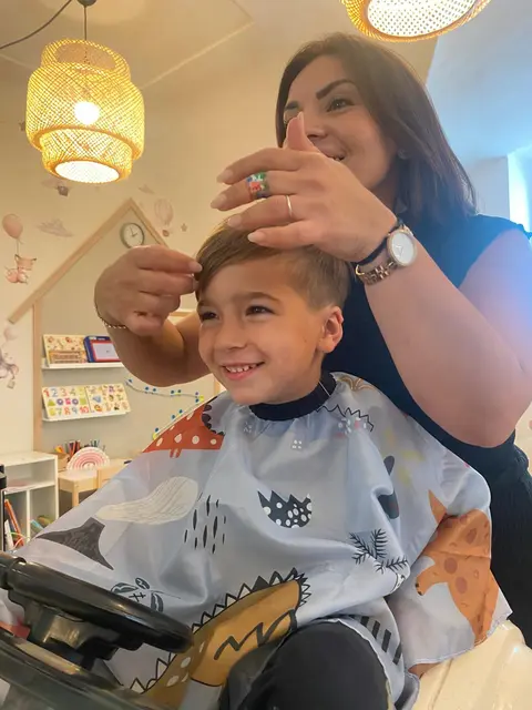 Mit ganz viel Geduld und Verständnis will Mjellma "Ella" Shehu den Kindern die Angst vorm Haareschneiden nehmen. | Foto: Mjellma Shehu