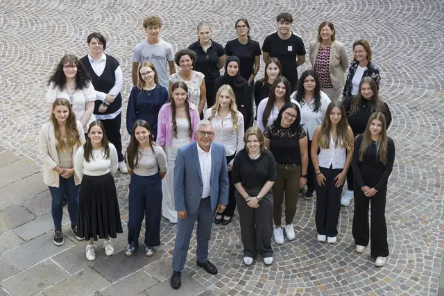 Im Bild: Landesrat Josef Schwaiger mit den neuen Lehrlingen des Landes sowie Referatsleiterin Julia Feldkircher-Di Feo (Referat - Personalstrategie, Personalentwicklung und Lehrlingswesen - 4. Reihe, 3. von links), der Lehrlingsbeauftragten Elisabeth Göllner-Kampel (5. Reihe, ganz rechts) und Sina Seywald (Referat Personalstrategie, Personalentwicklung und Lehrlingswesen - 4. Reihe, ganz rechts). | Foto: Land Salzburg/Neumayr/Leopold