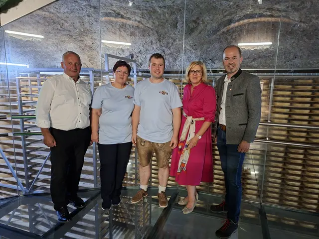 Karl Neuhofer, Präsident des Heumilchverbandes, Martina und ihr Sohn Reinhard Brunner, Christiane Mösl, GF des Heumilchverbandes, und Landwirtschaftskammer-Präsident Josef Hechenberger (v.l.) im Felsenkeller. | Foto: Brigitte Eberharter