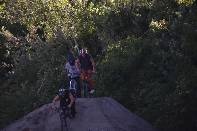 Als Rahmenprogramm wurde unter anderem eine spektakuläre Luftshow der Ruso Brothers geboten.  | Foto: Mirjam Preineder