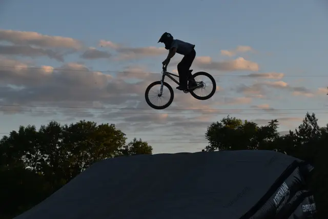 Als Rahmenprogramm wurde unter anderem eine spektakuläre Luftshow der Ruso Brothers geboten.  | Foto: Mirjam Preineder