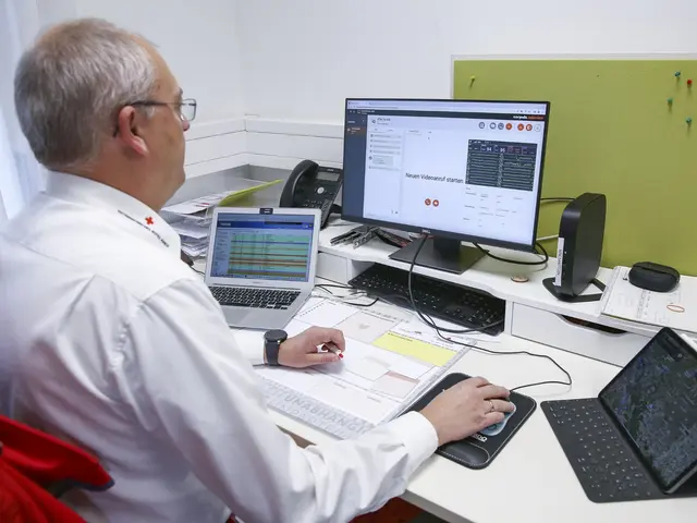 Der Notfallsanitäter Manfred beim Telenotarzteinsatz. | Foto: Rotes Kreuz Salzburg-web