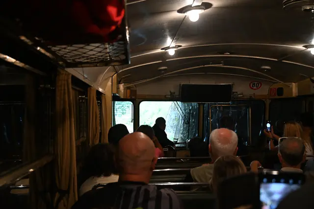 Wir fahren aus dem Tunnel