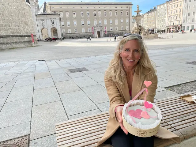 Die Salzburgerin Ulli Oberhamberger alias "Fräulein Zuckersüß" verschickt ihre Torten quer durch Österreich.  | Foto: Lisa Gold