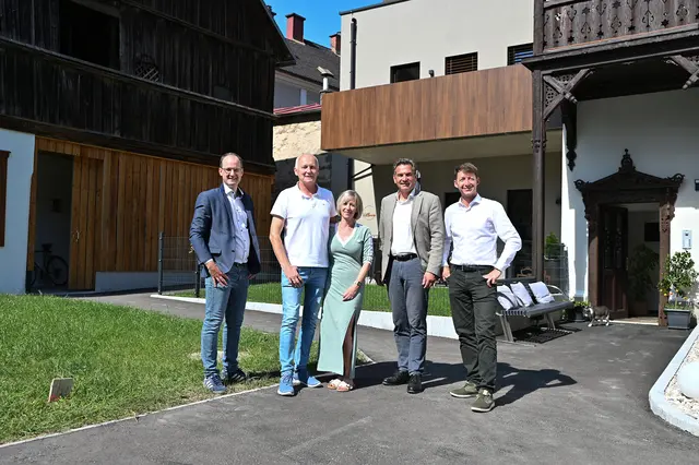 Stefan Hackl (Leiter Stabstelle Standort- und Organisationsentwicklung), die Bauherren Peter und Silvia Gassner, Bürgermeister Werner Krammer und Martin Helm (Bauamt Stadt Waidhofen a/d Ybbs) (v.l.) vor dem sanierten Wohnbau in der Hammergasse.  | Foto: Stadt Waidhofen