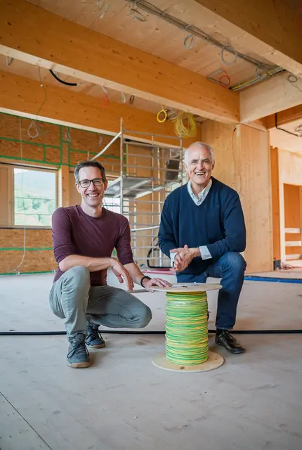 Bürgermeister-Stellvertreter Kay-Michael Dankl und Amtsleiter Tobias Fusban von der MA 06/01 – Hochbau, besuchten die Schul-Baustelle in Parsch, die nach Fertigstellung bessere Bedingungen für Betreuung, Essen und Freizeitangebote für rund 100 Kinder schafft. | Foto: Stadt Salzburg/Alexander Killer