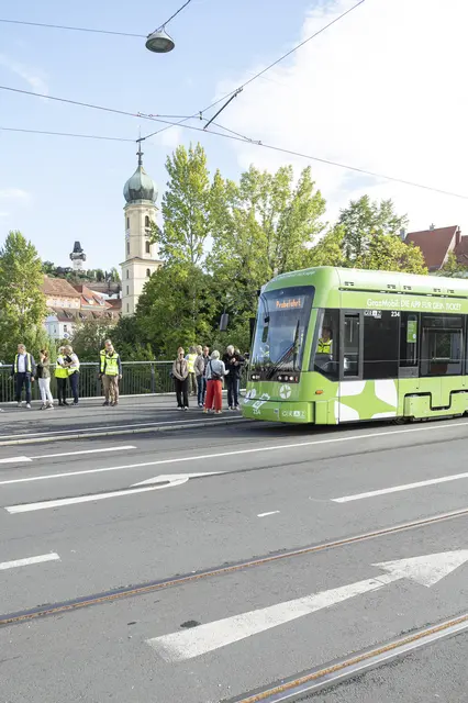Erste Probefahrten absolviert: Neben der Neutorgasse wurde auch die Tegetthoffbrücke zum ersten Mal von einer Straßenbahn überquert. | Foto: Foto Fischer