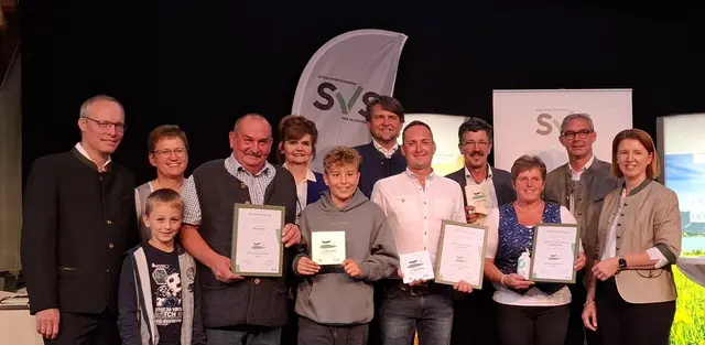 SVS-Generaldirektor Alexander Biach, SVS-Landesstellenvorsitzende-Stellvertreterin Rosemarie Ferstl, Familie Mayrhofer, SVS-Landesstellenvorsitzende Karin Göweil, SVS-Obmann Peter Lehner, Familie Parzer, Familie Stelzmüller, SVS-Obmann-Stellvertreter Franz Waldenberger und Landesrätin Michaela Langer-Weninger. | Foto: SVS