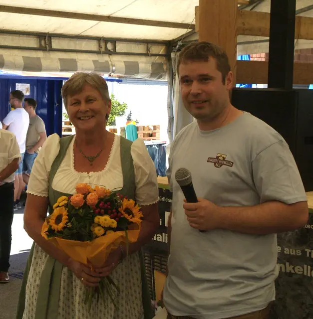 Einen Blumenstrauß gab es für die Käsetunnel-Patin Rosa Ritzer. | Foto: Brigitte Eberharter