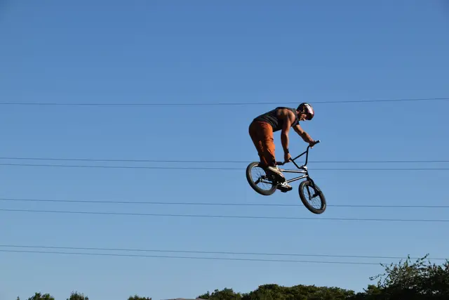 Als Rahmenprogramm wurde unter anderem eine spektakuläre Luftshow der Ruso Brothers geboten.  | Foto: Mirjam Preineder