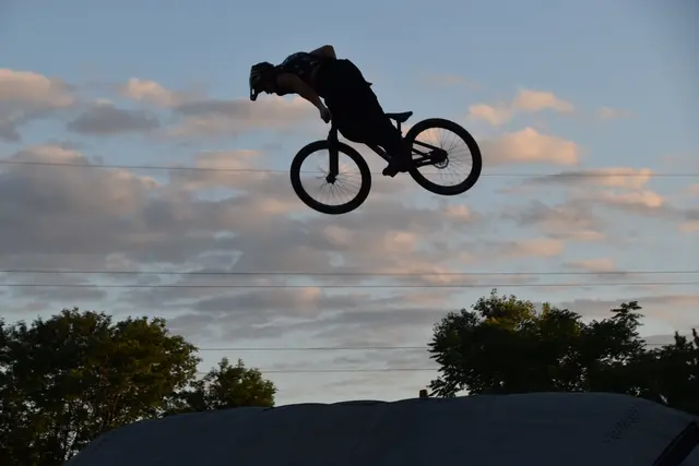 Als Rahmenprogramm wurde unter anderem eine spektakuläre Luftshow der Ruso Brothers geboten.  | Foto: Mirjam Preineder