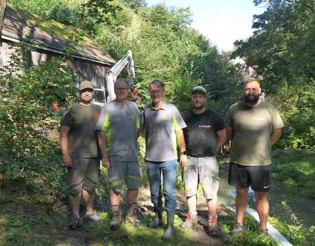 Sektionsleiter Christian Amberger (Mitte) auf Lokalaugenschein mit Polier Johann Fuxsteiner (2. von links) und der Arbeitspartie am Hagenbach. | Foto: WLV
