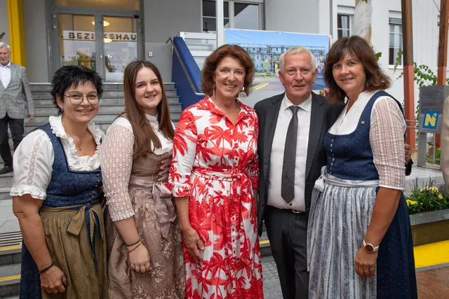 Die Bürodirektion-Stabstelle der Bezirkshauptmannschaft Neunkirchen mit Bezirkshauptfrau Alexandra Grabner-Fritz (Mitte) | Foto: er