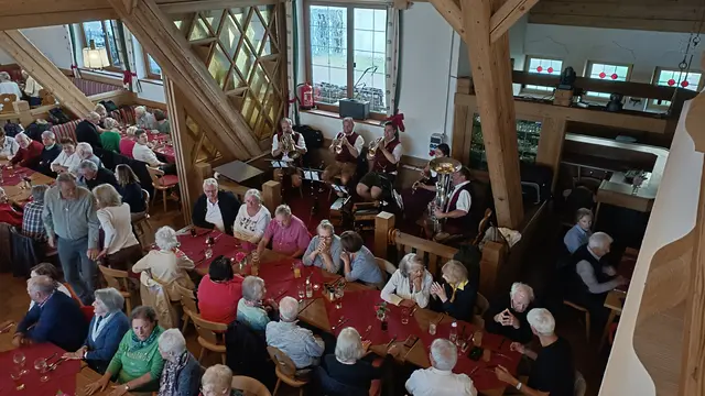 Am Mittwoch den 10.September 2025 war es Anif wiederum Zeit zum Senioren-Tag.
Dieses Jahr war Hallstatt für 215 Senioren*Innen das auserwählte Ziel.
Mittagessen in Annaberg beim Postwirt.
